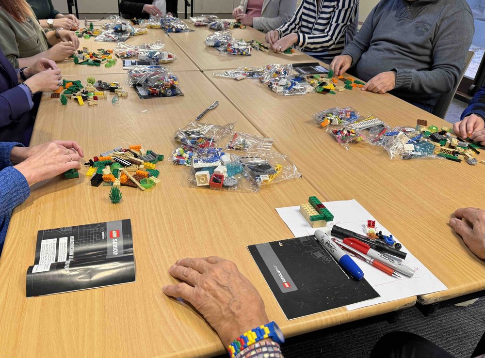 Participants ouvrant leurs sachets de briques au démarrage d'une formation LEGO® SERIOUS PLAY®